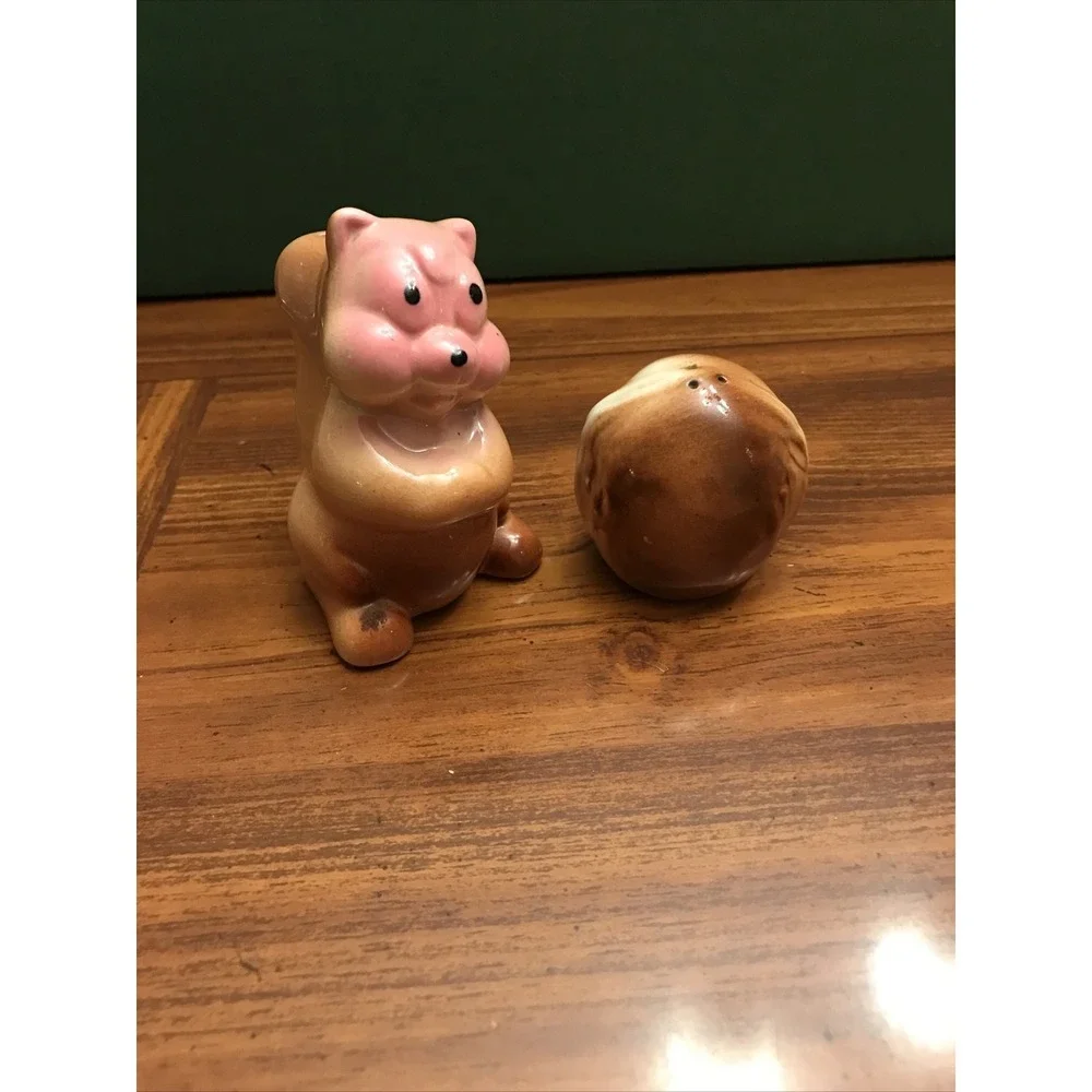 Cute Squirrel and Nut salt‎ pepper shaker Forest Park Vintage Fall